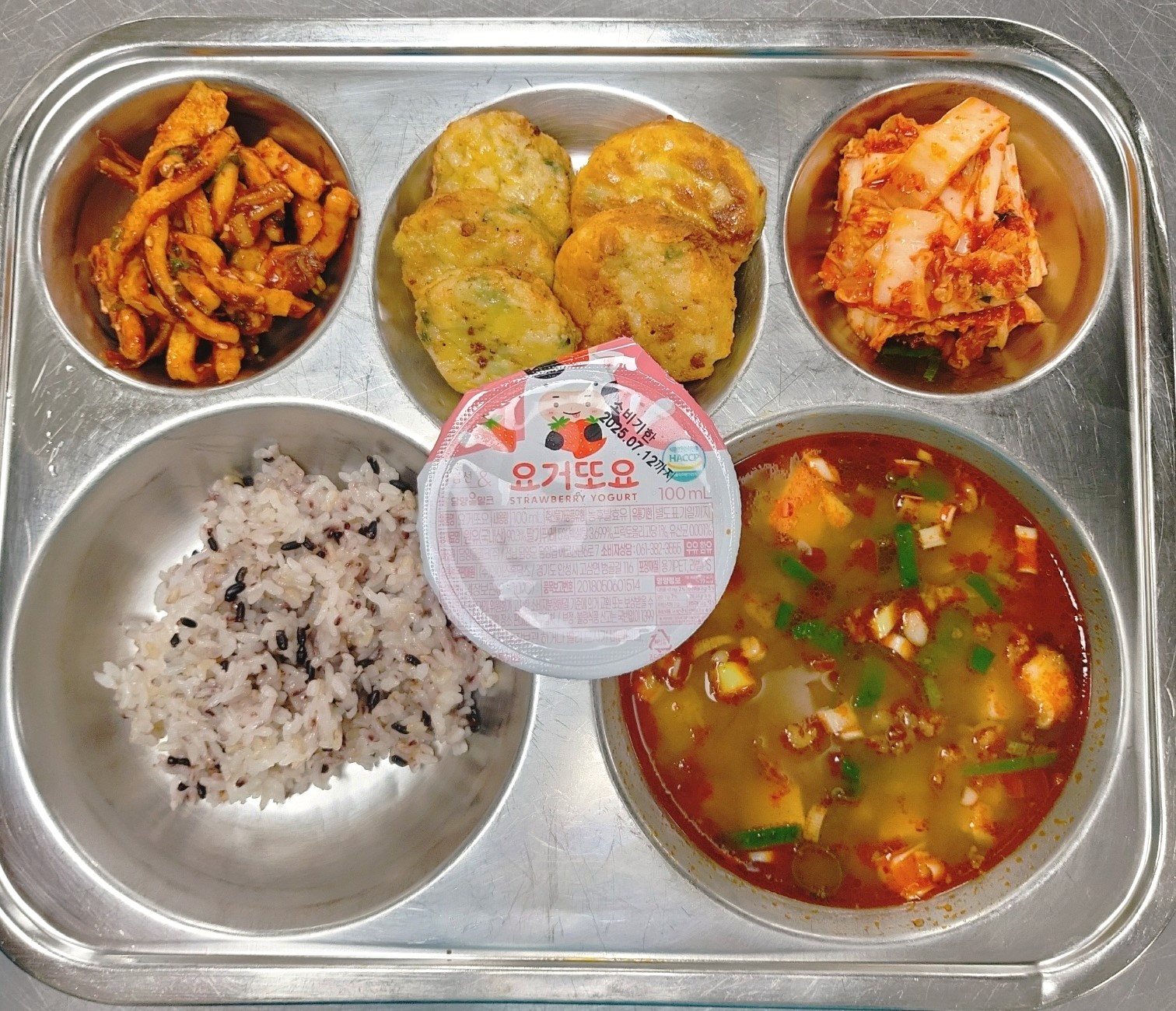흑미밥
우삼겹된장찌개 (5.6.9.13.16)
오징어어묵무침* (1.5.6.13.17)
계란옷입은에그랑땡 (1.2.5.6.10.15.16)
배추김치 (9)
딸기요거트 (1.2.5.6)