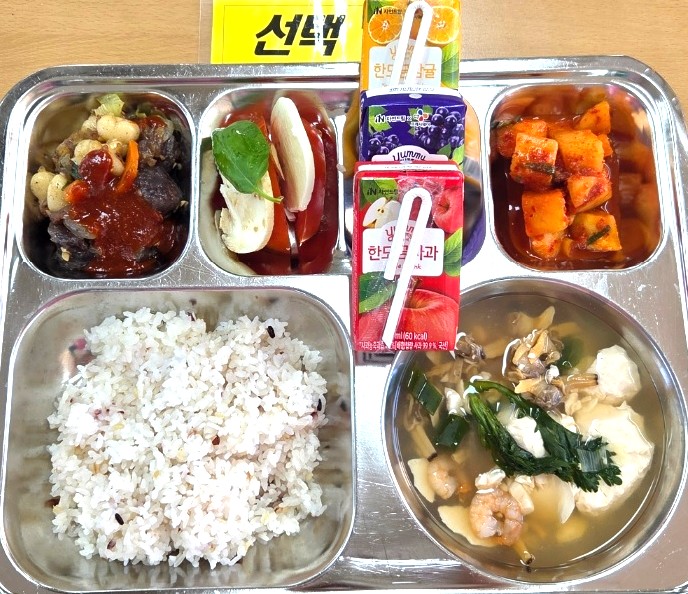 혼합잡곡밥 (5)
연두부해물찌개 (5.6.9.13.17.18)
카프레제샐러드 (2.12.13)
백순대볶음/들깨초고추장 (2.5.6.10.13.16.18)
깍두기 (9)
선택-주스(감귤,사과,포도) (13)