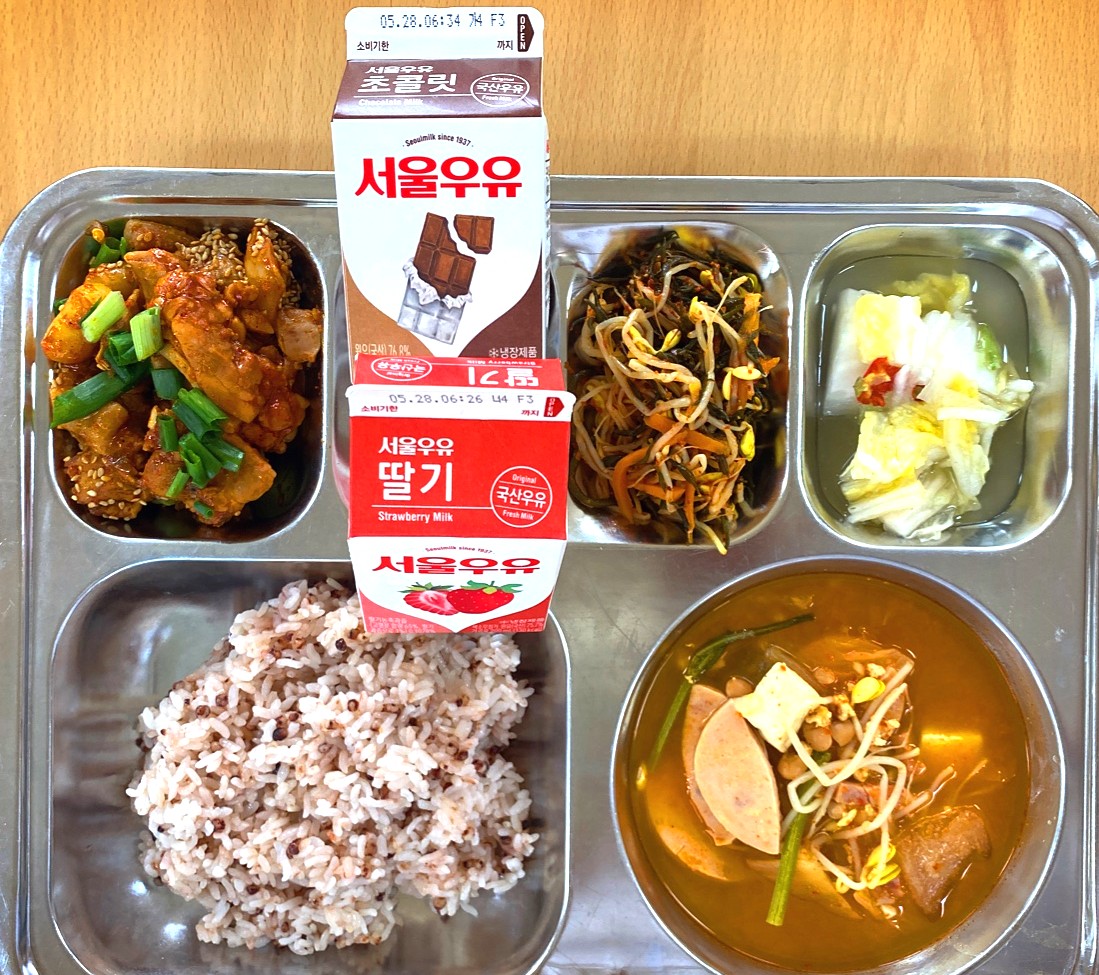 차수수밥
부대찌개 (1.2.5.6.9.10.12.15.16)
톳콩나물무침 (5.6.13)
지코바 치킨 (5.6.12.13.15)
백김치 (9)
우유(초코,딸기) (2)
