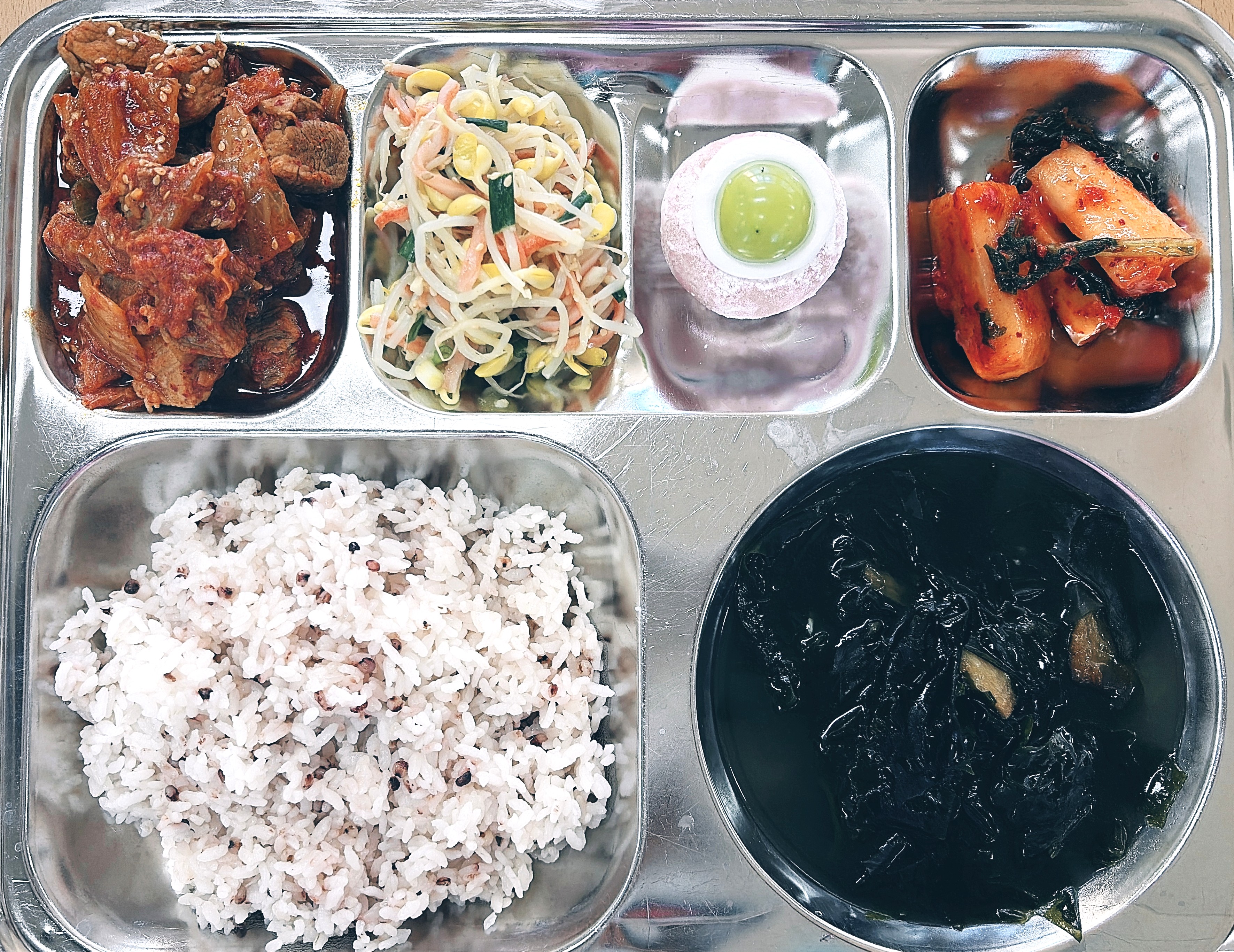 차수수밥 
북어미역국 (5.6.7.13.18)
콩나물겨자냉채 (1.5.6.8.13)
돈육김치볶음 (9.10)
총각김치 (9)
샤인머스켓 품은 찹쌀떡 (2.6)