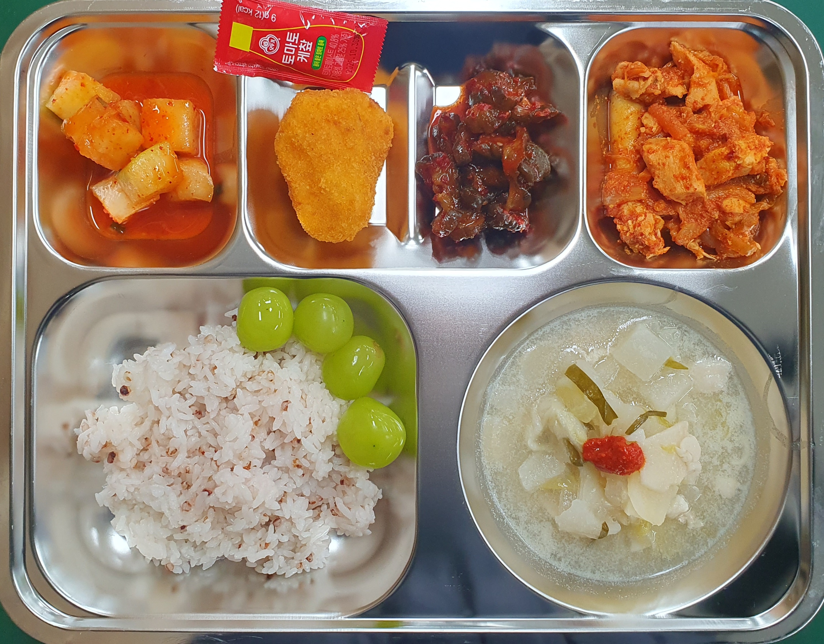 수수밥
돼지국밥
닭살김치볶음
감자고로케*케찹
오이지무침
깍두기
포도
