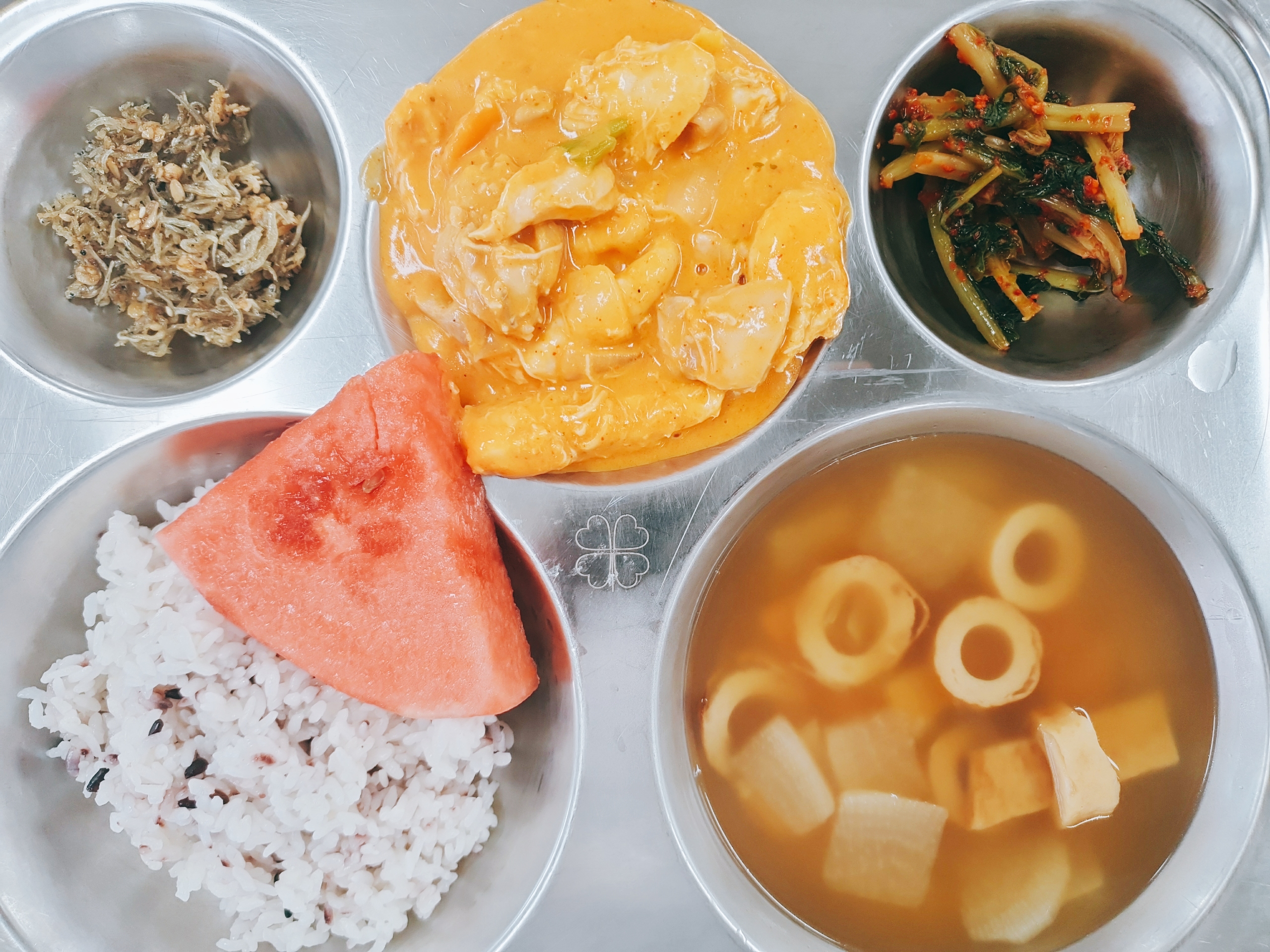 흑미밥
어묵국 (1.5.6.7.18)
로제찜닭 (5.12.13.15)
그래놀라멸치볶음 (5.6.13)
열무김치 (9)
수박
