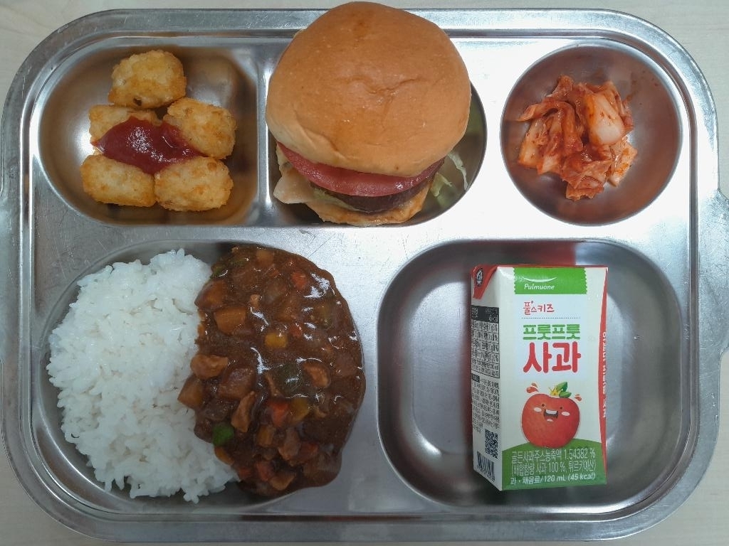 하이라이스
(2.5.6.10.12.15.16.18)
햄버거(1.2.5.6.10.12.13.16)
맛감자(5.6.12)
사과주스(13)
포기김치(9)