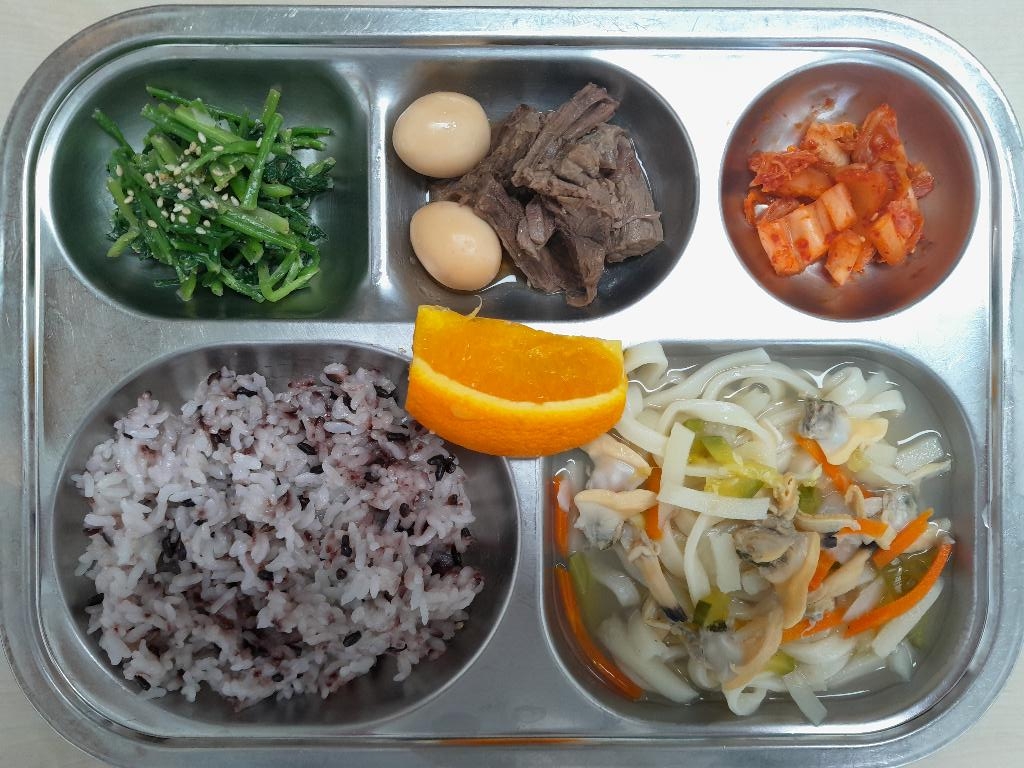 칼슘흑미밥
바지락살칼국수(5.6.18)
쇠고기메추리알장조림
(1.5.6.16)
미나리들깨무침(5.6.13)
오렌지한조각
배추겉절이(9)