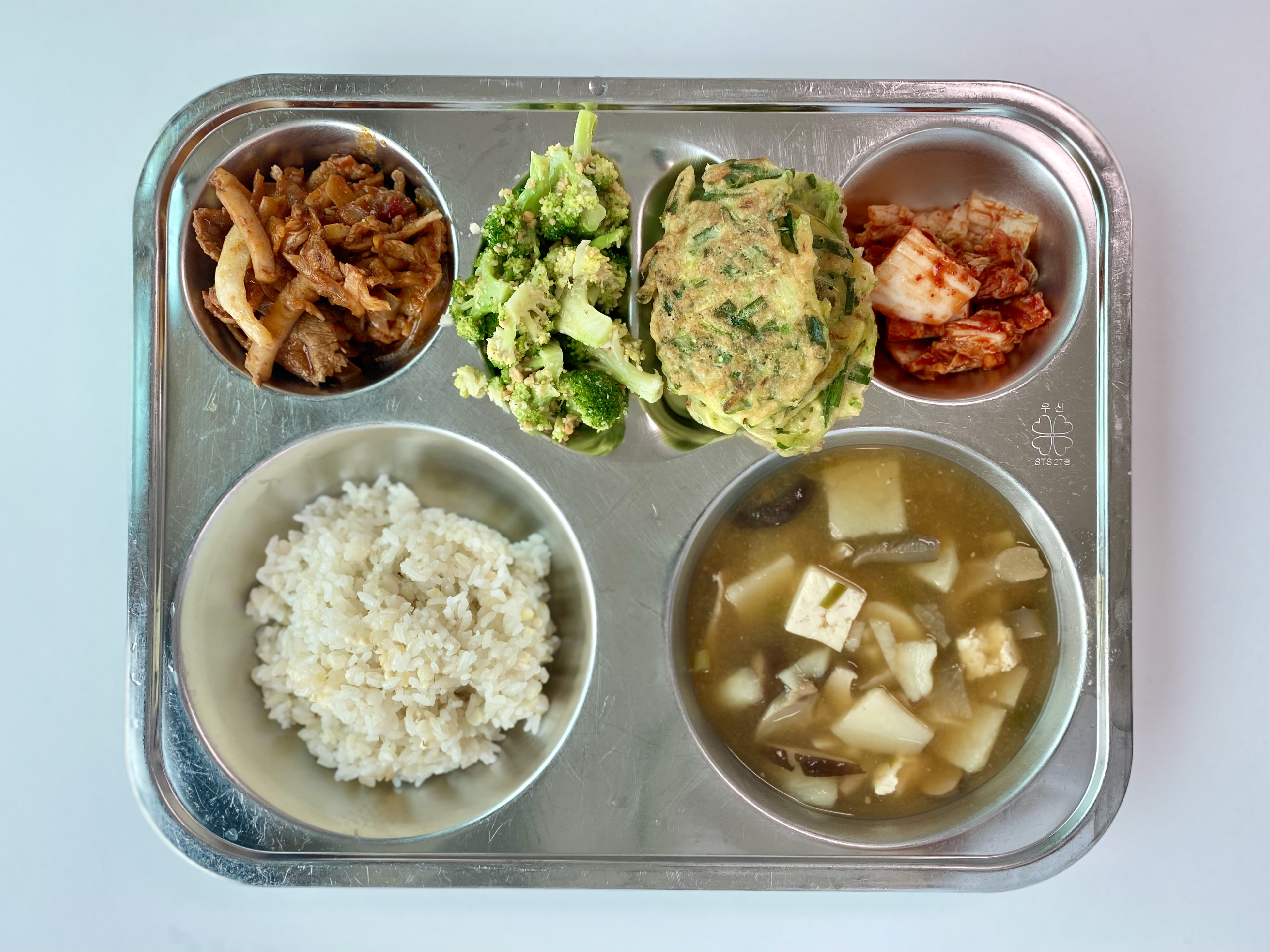 옥수수쌀밥(칼슘강화)
버섯된장국 (5.6.9)
브로콜리참깨소스무침 (1.4.5.13)
돈육오징어볶음 (5.6.10.13.17)
애호박부추전 (1.5.6.13)
배추김치 (9)