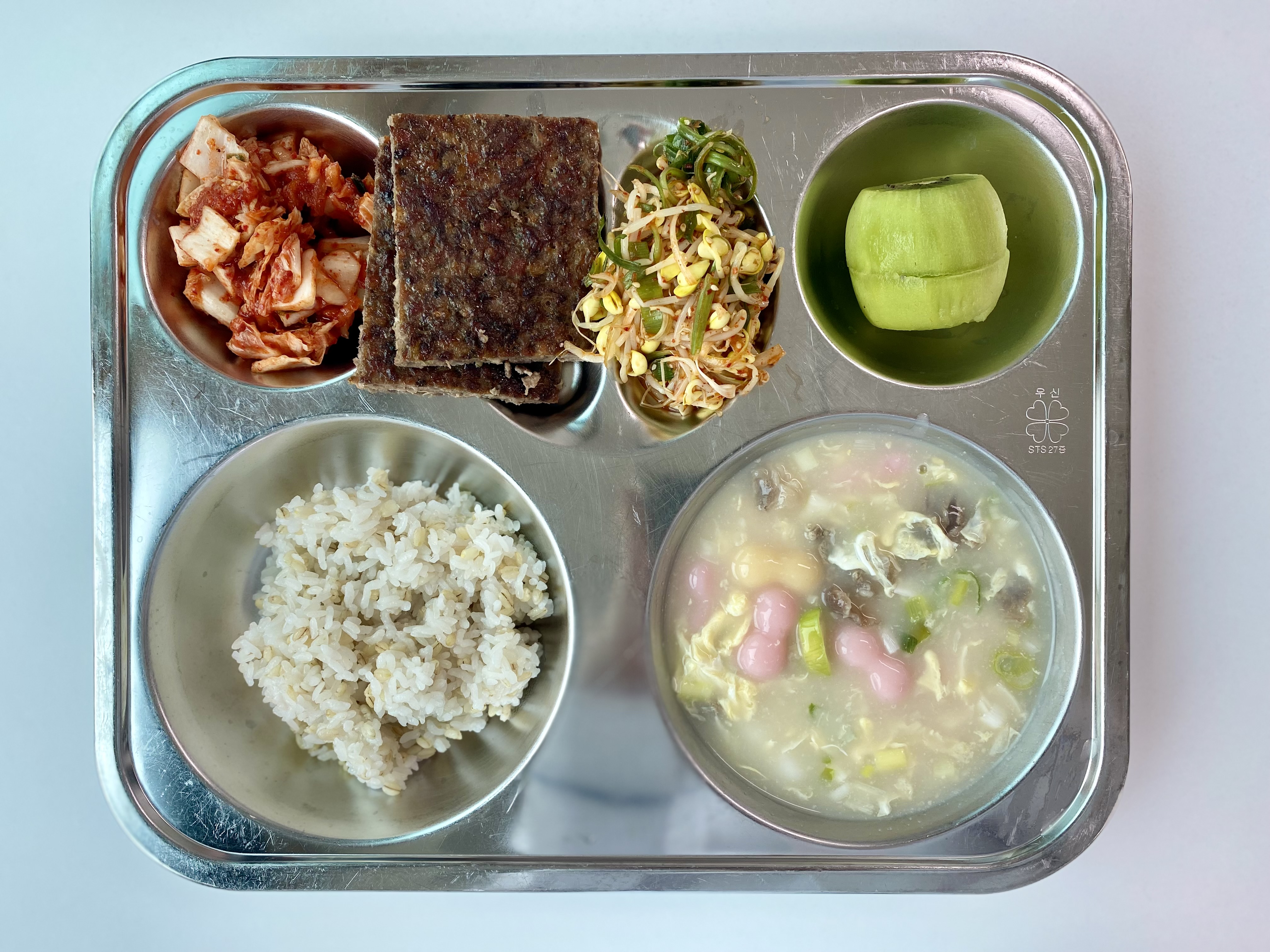 보리밥(칼슘강화)
조랭이떡국 (1.5.6.16)
콩나물파채무침 (5.6.13.18)
바싹불고기 (1.2.5.6.10.13.14.16.18)
배추김치 (9)
그린키위
