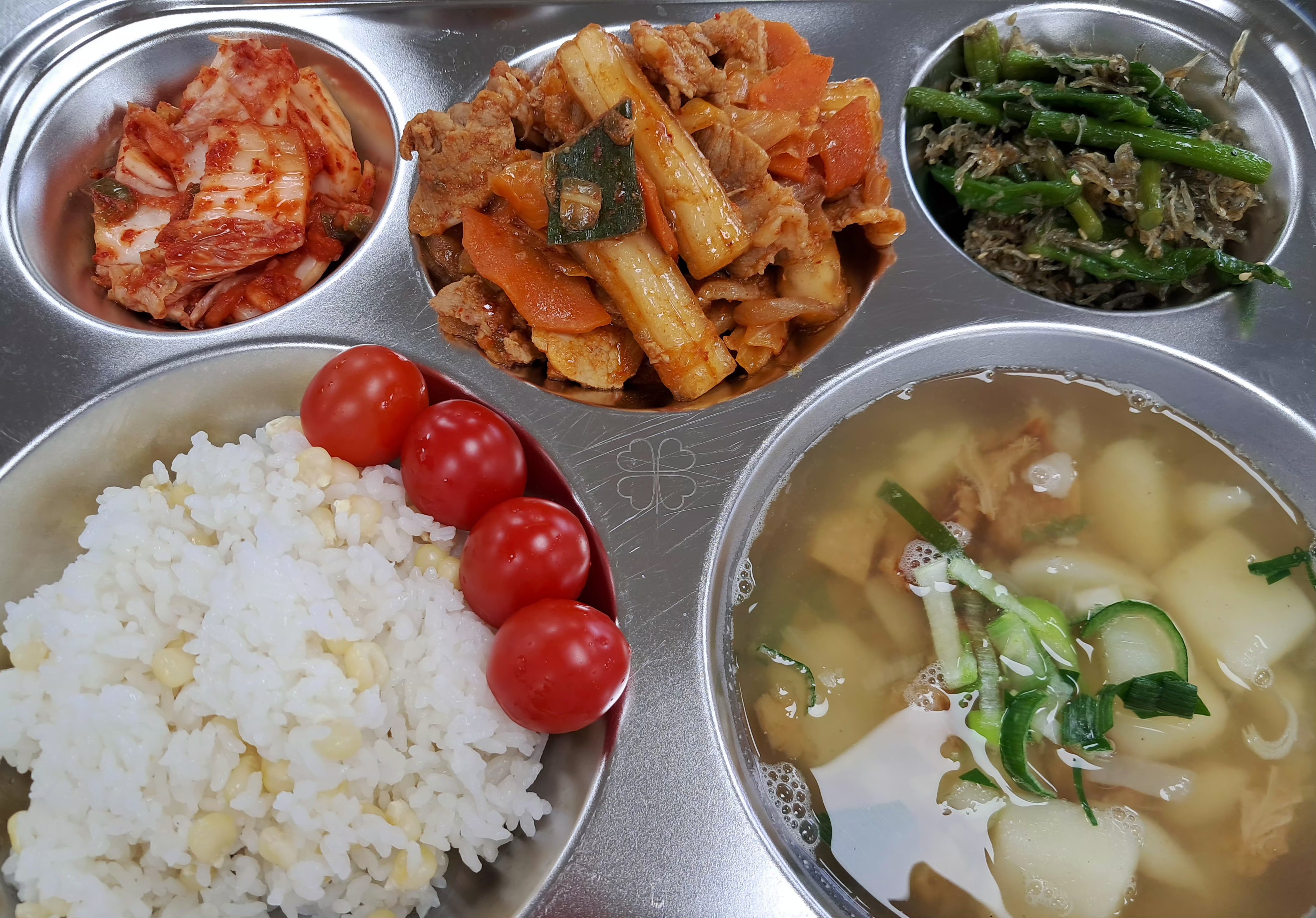 옥수수밥
북어감자국(5.6)
불고기분모자조림
(2.5.6.10.13.16)
멸치꽈리고추조림
(5.6.13)
배추김치(9)
대추방울토마토(12)