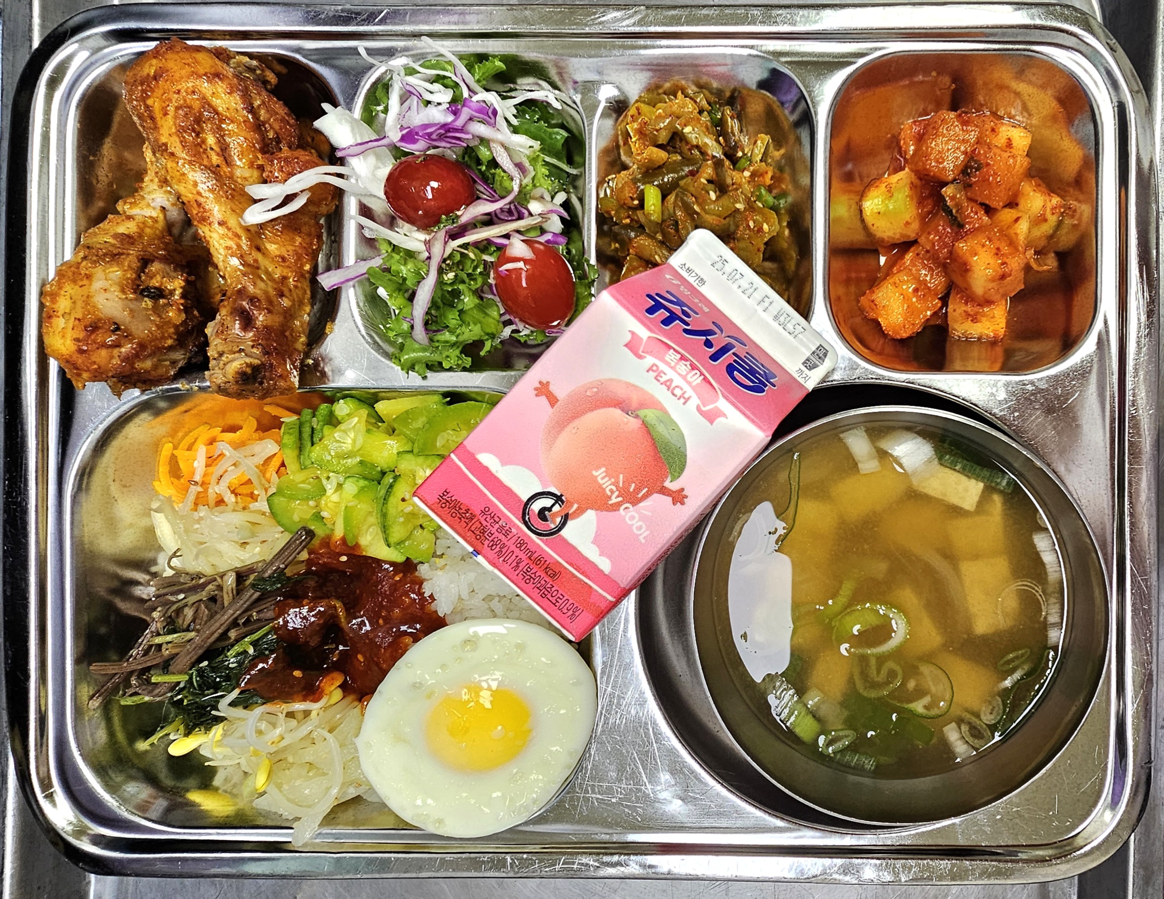 ㆍ산채비빔밥/달걀후라이(1.5.6.13)
ㆍ미소장국1(5.6)
ㆍ오이지무침(13)
ㆍ탄두리치킨&샐러드(2.5.6.12.13.15.16.18)
ㆍ배추김치(9)
ㆍ쥬시쿨에이드(13)