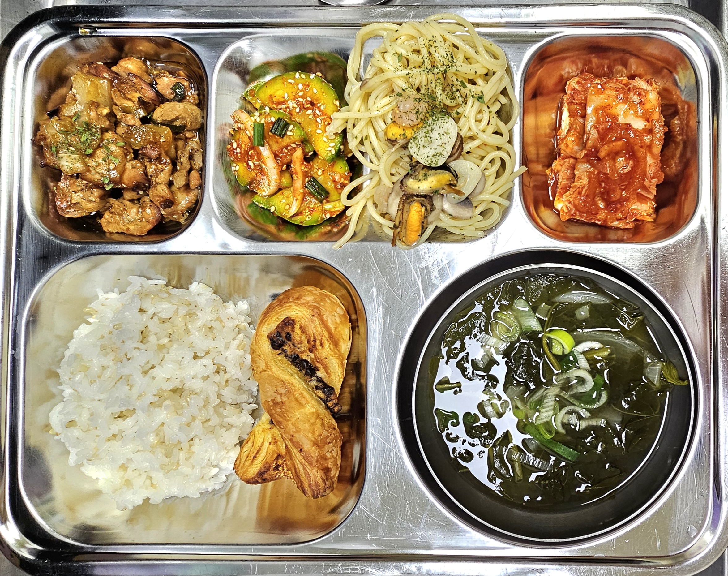 ㆍ삼겹살김치볶음밥(1.2.5.6.9.10.12.13.15.16)
ㆍ매콤콩나물국(5.6)
ㆍ청경채겉절이(5.6.13)
ㆍ왕새우크림소스또띠아(1.2.5.6.9)
ㆍ깍두기(9)
ㆍ청귤주스(13)