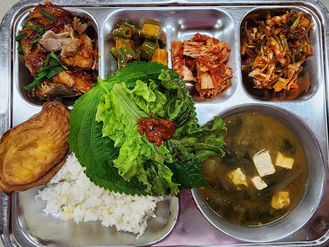 옥수수알밥
근대된장국5.6.9.18
바비큐족발6.10.12.13
메밀비빔막국수3.5.6.13
아식이고추오이무침1.5.6
모듬쌈*쌈장(자율선택)1.5.6
보쌈김치9
사각붕어빵(선택)1.2.5.6