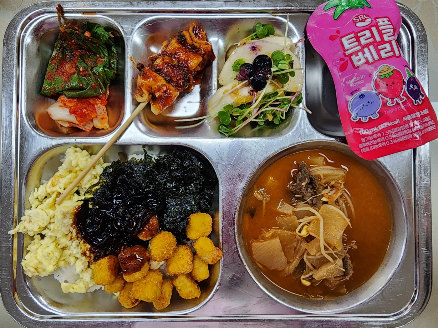 치킨마요덮밥1.5.6.13.15
황태고추장찌개5.6.16
매콤어묵꼬지1.5.6.12.13
참외샐러드5.6
배추김치/깻잎김치9
트리플베리주스13