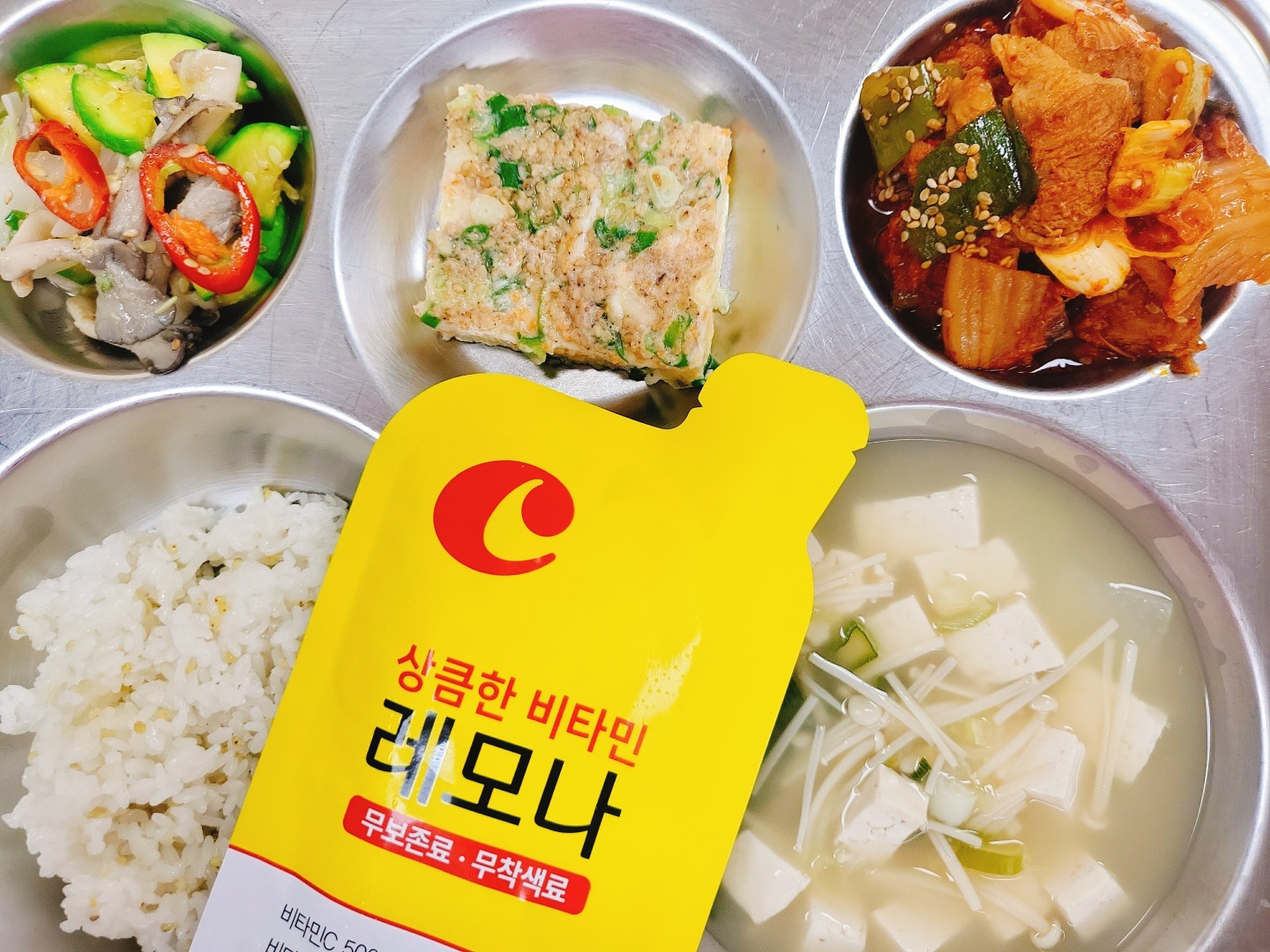 기장밥(칼슘강화)
팽이버섯두부된장국* (5.6)
날치알달걀찜* (1.9)
돼지갈비김치찜* (5.6.9.10.13.18)
느타리버섯애호박볶음* (9)
레모나쥬스* (13)