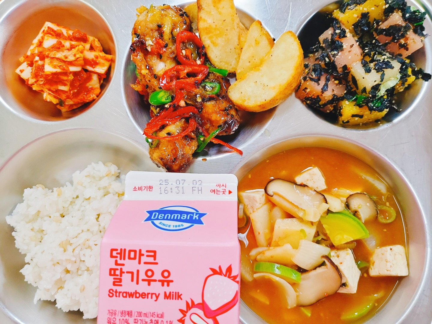 보리밥(칼슘강화)
된장찌개* (5.6.9)
큐브삼색묵김가루무침* (5.6)
프링글 맛쵸퀸+웨지감자+고추* (1.2.5.6.12.13.15)
배추김치 (9)
덴마크딸기우유* (2)