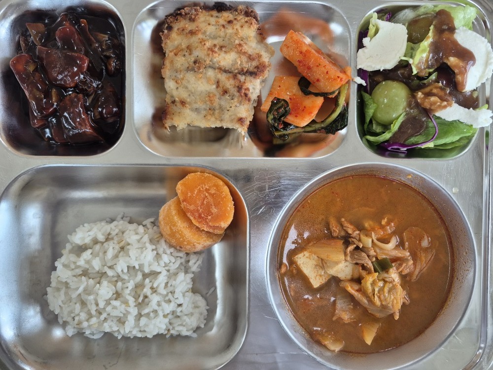 보리밥
돼지고기김치찌개5.6.9.10.13
짜장떡볶이1.5.6.13.16
삼치구이5.6
리코타치즈샐러드1.2.5.12.13
총각김치9.13
과일(아이스홍시)