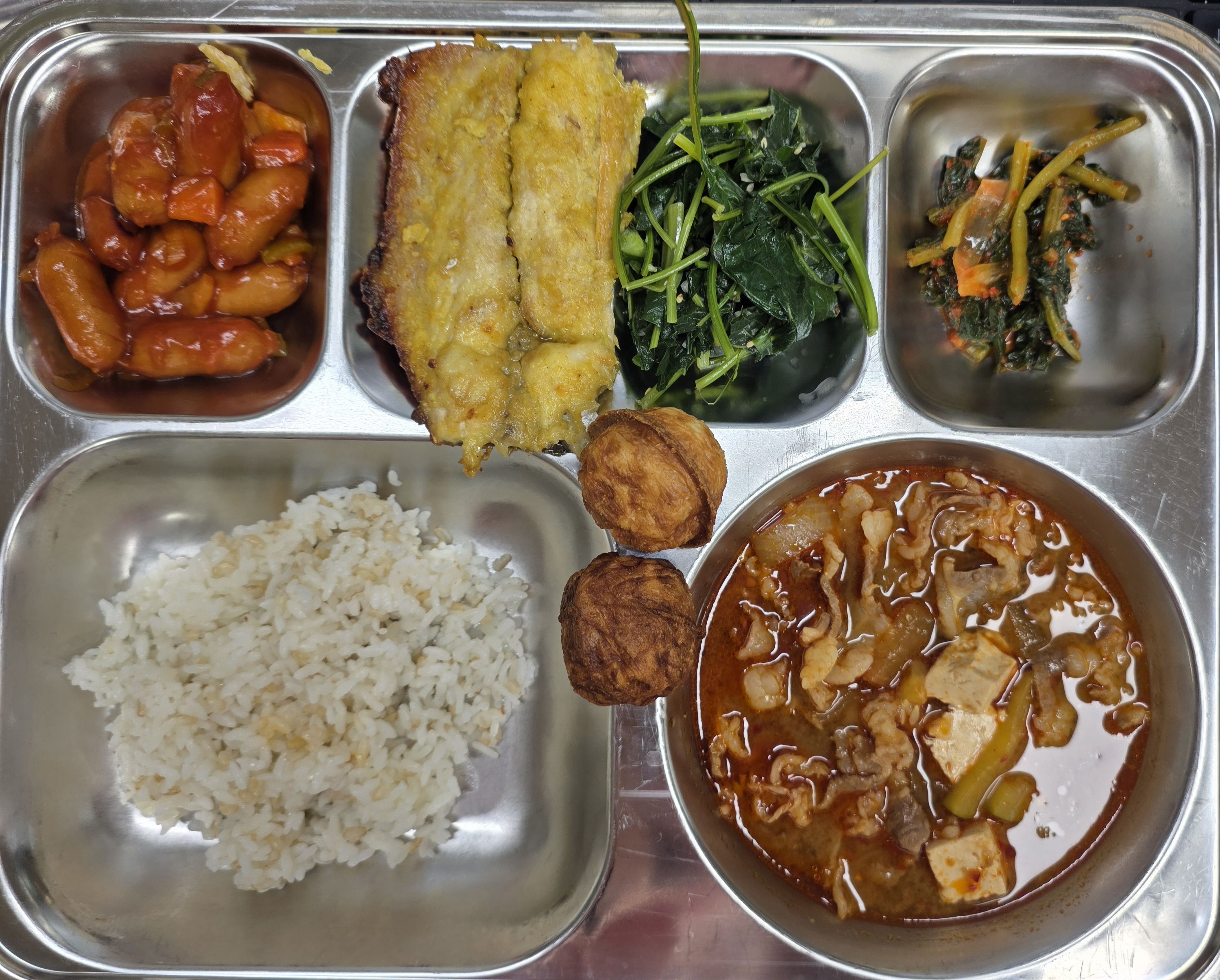 현미밥
차돌된장찌개(5.6)
비엔나케첩볶음
(2.5.6.10.12.13.15.16)
고등어카레구이(2.5.6.7.10.12.13.16.18)
취나물무침(5.6)
열무김치(9)
페스츄리호두과자
(1.2.5.6.14)