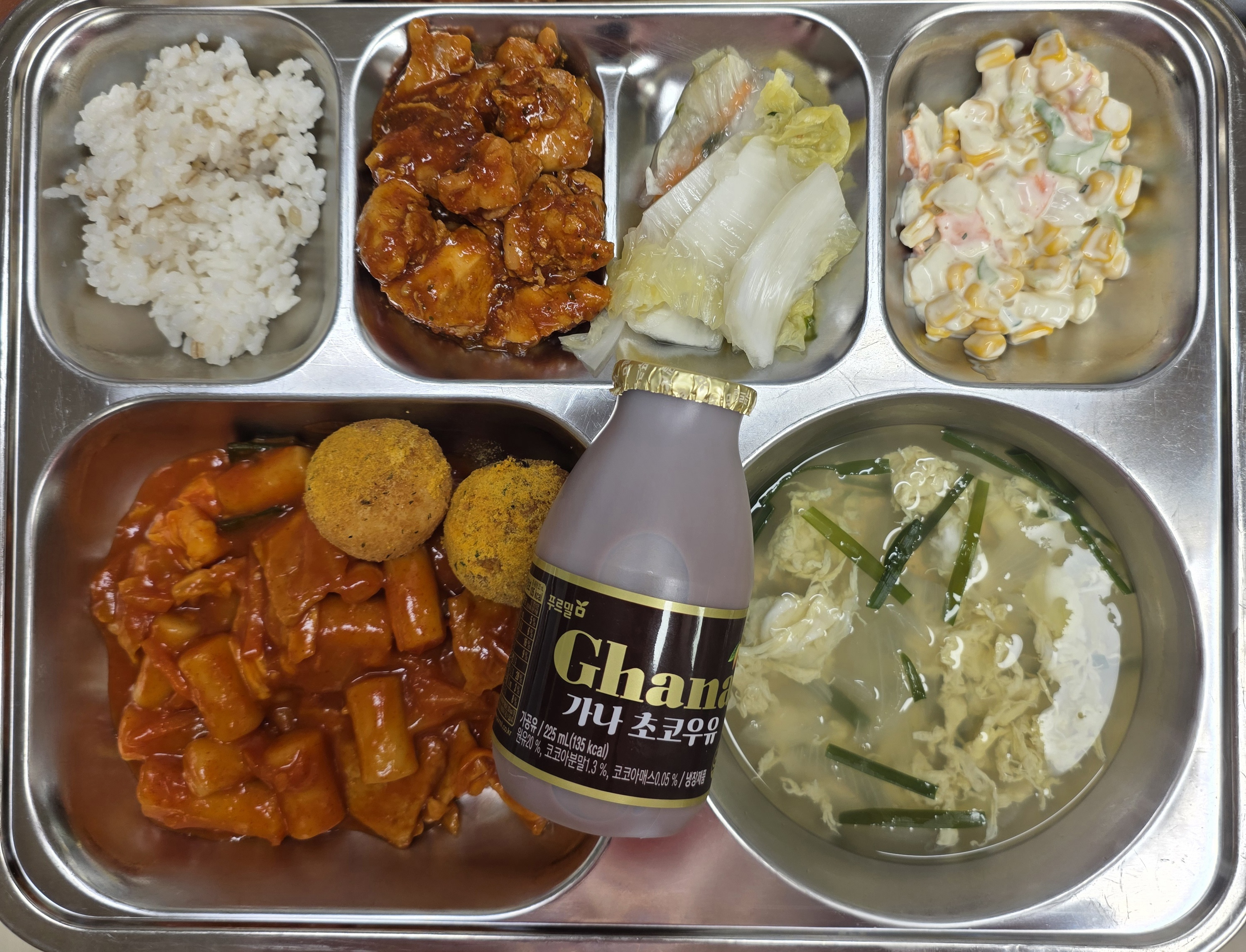 ♡2-4 식단공모제 당선♡ (자율)쌀밥
계란국(1.5.6)
분모자떡볶이&눈꽃치즈볼(1.2.5.6.13)
지코바순살치킨구이
(5.6.13.15)
콘샐러드(1.5.13)
백김치(9)
가나초코우유(2)